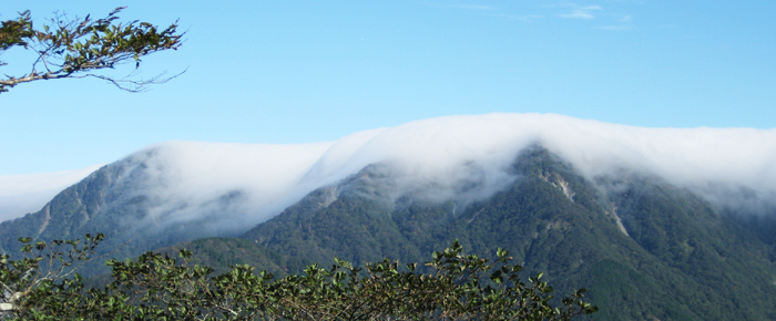 昼が岳にかかる雲