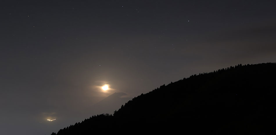 月と富士山