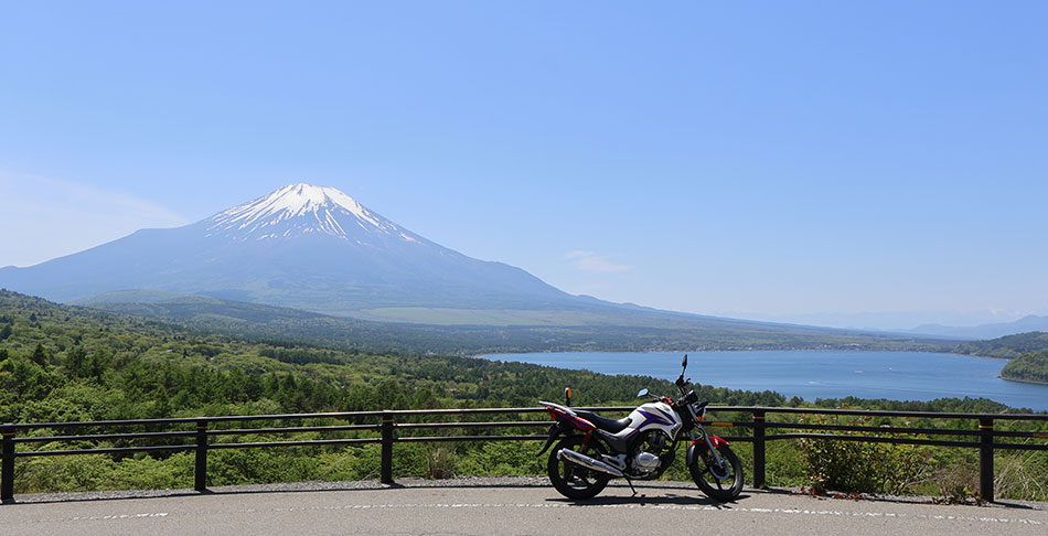 三国峠からの富士山と山中湖